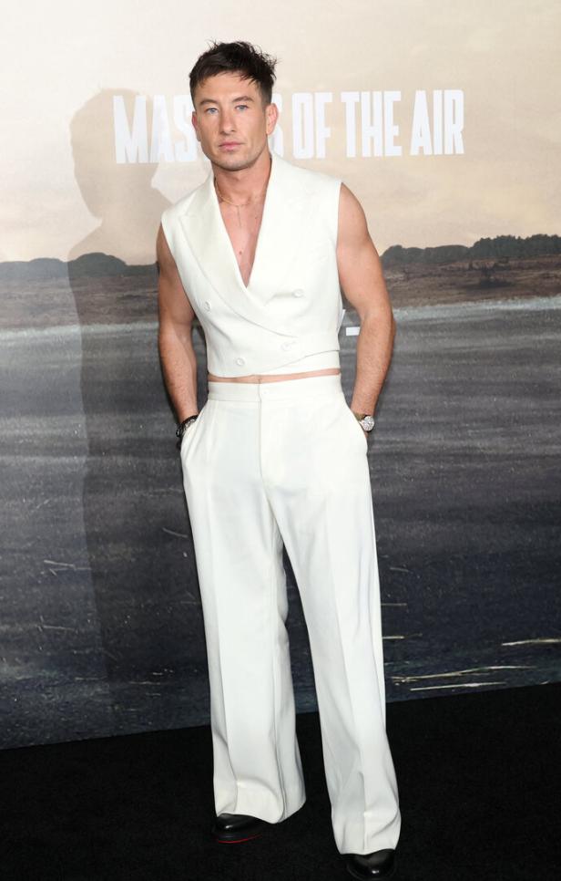 Barry Keoghan in einem weißen Hosenanzug bei der Premiere von „Masters of the Air“.
