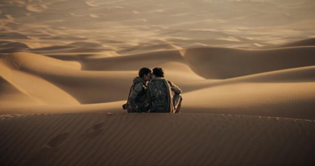 Paul Atreides und Chani küssen sich in der Wüste in „Dune: Teil Zwei“.