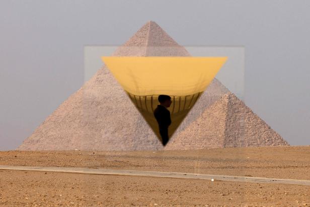 Eine Person steht vor den Pyramiden von Gizeh, gerahmt von einem gelben Dreieck.