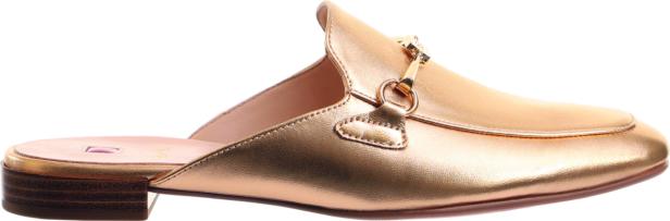 Ein goldener Slipper mit flachem Absatz und Zierschnalle.
