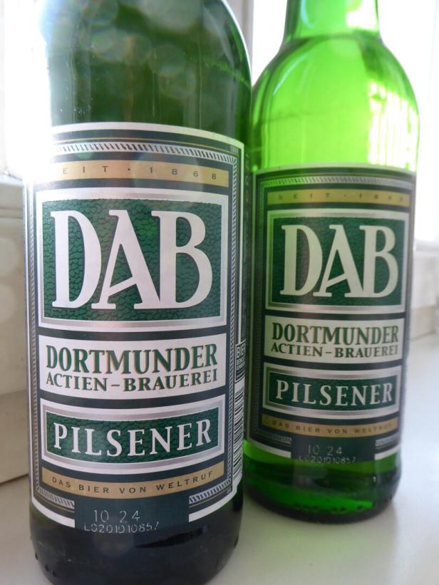Zwei grüne Flaschen Dortmunder Bier Pilsener 