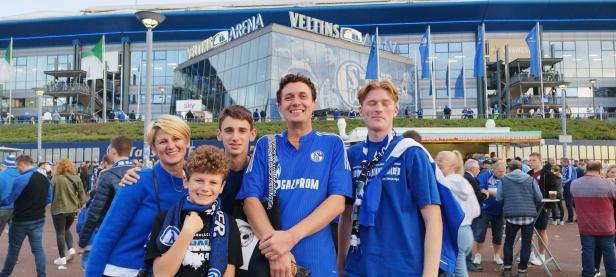 Schalke 04 Fans in blauen Shirts vor dem Stadion