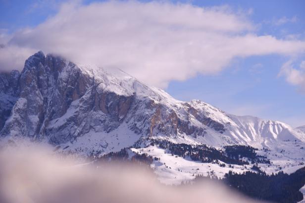 Dolomiten: Berge mit Schnee bedeckt, Südtirol, Seiser Alm