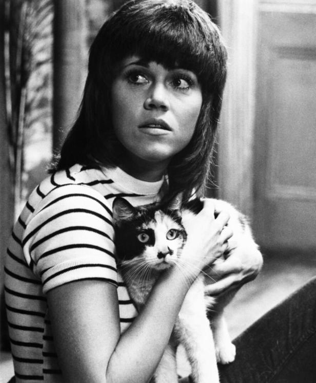 Jane Fonda hält eine Katze im Arm.