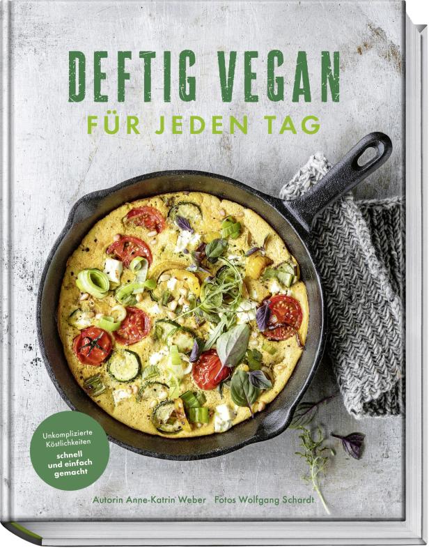 Das Cover des Kochbuchs „Deftig Vegan für jeden Tag“ mit einer veganen Gemüsepfanne.