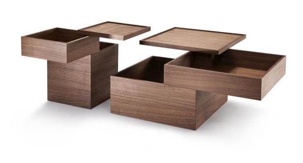 Zwei moderne Beistelltische aus dunklem Holz mit offenen Schubladen und Ablageflächen.