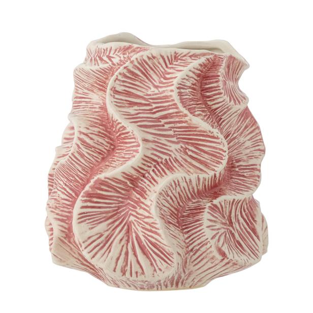 Eine dekorative, korallenrosa Vase mit gewellter Oberfläche.