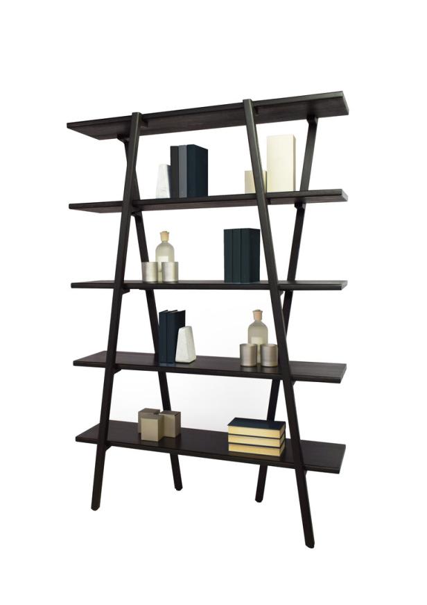 Ein dunkles, modernes Bücherregal mit vier Ebenen, dekoriert mit Büchern und kleinen Objekten.