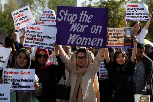 Demos anlässlich des Weltfrauentags gibt es auch in Pakistan (hier 2023 in Islamabad), doch die Frauen müssen Einschüchterungen der Polizei fürchten.