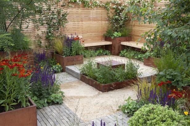 Ein formaler Garten mit Blumenbeeten, Holzbänken und Kieswegen.