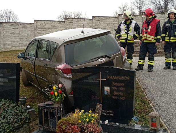 Einsatz auf dem Friedhof: Älterer Mann blieb mit Auto neben Grab stecken