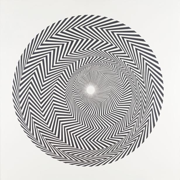 Das Kunstwerk „Blaze 1“ von Bridget Riley zeigt ein schwarz-weißes, spiralförmiges Zickzackmuster.