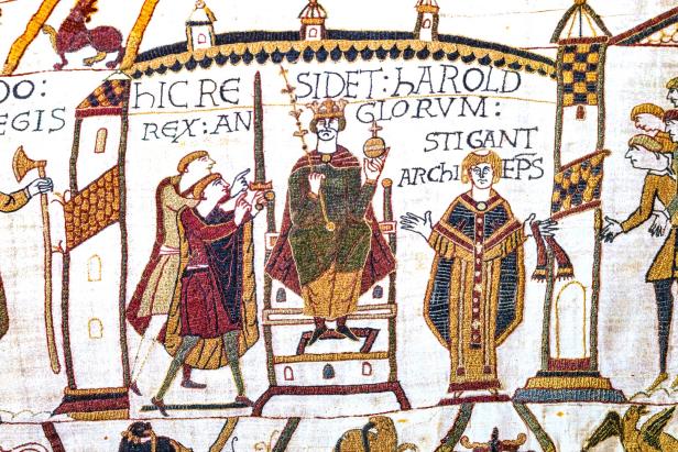 Detail des Teppichs von Bayeux, das Harold auf dem Thron zeigt.