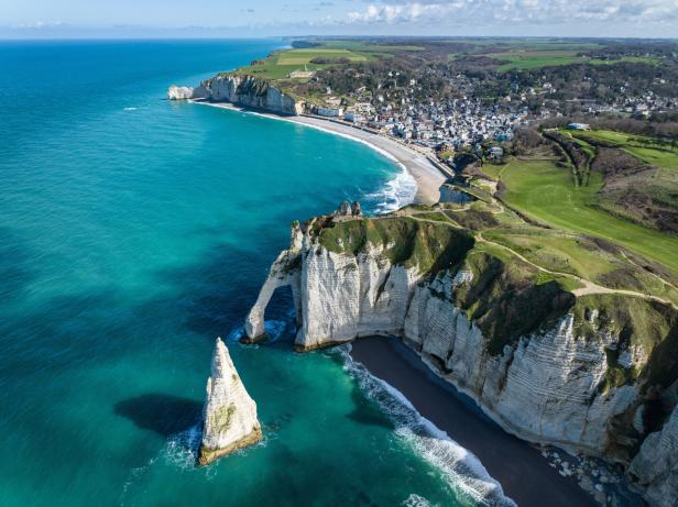 Luftaufnahme der Klippen von Étretat in der Normandie.