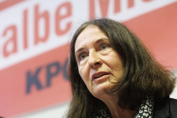 Bürgermeisterin Elke Kahr vor KPÖ-Plakat.