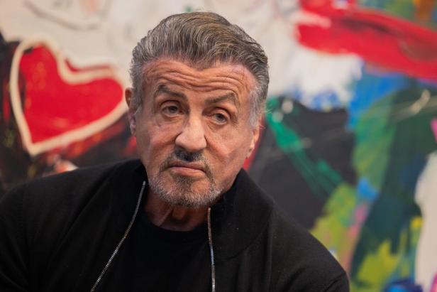 Sylvester Stallone Ein Porträt von Sylvester Stallone vor einem farbenfrohen Hintergrund.