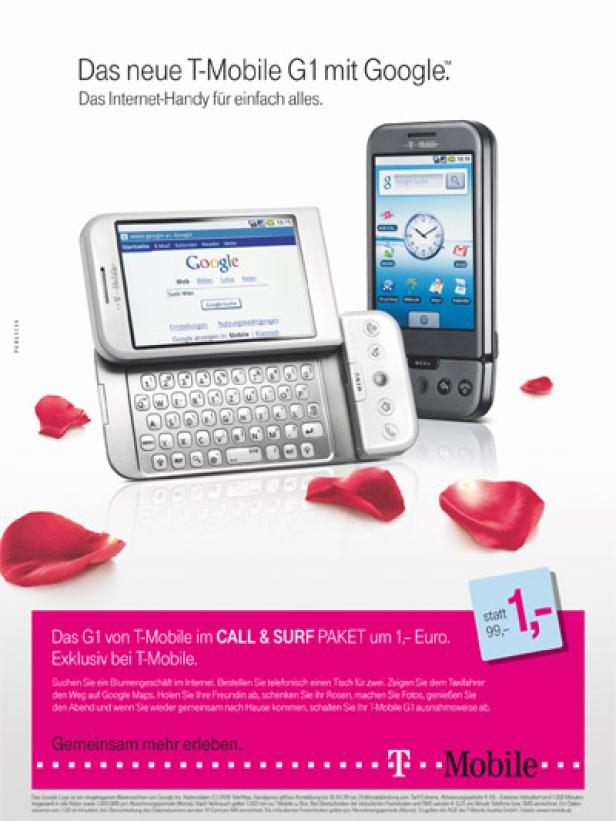 Zwei T-Mobile G1 Smartphones mit Google und roten Rosenblättern auf einem weißen Hintergrund.