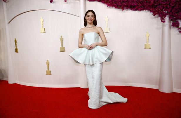 Emma Stone auf dem roten Teppich in einem hellblauen Kleid.