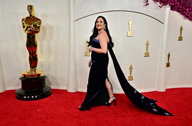 Lily Gladstone auf dem roten Teppich in einem blauen Kleid.