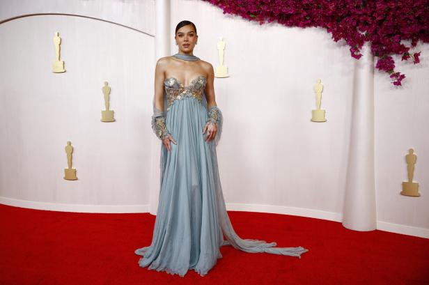 Hailee Steinfeld in einem hellblauen Kleid auf dem roten Teppich.