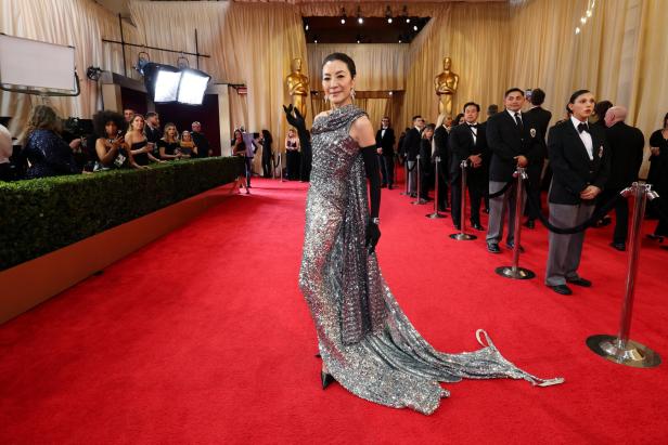 Michelle Yeoh in einem silbernen Kleid auf dem roten Teppich.