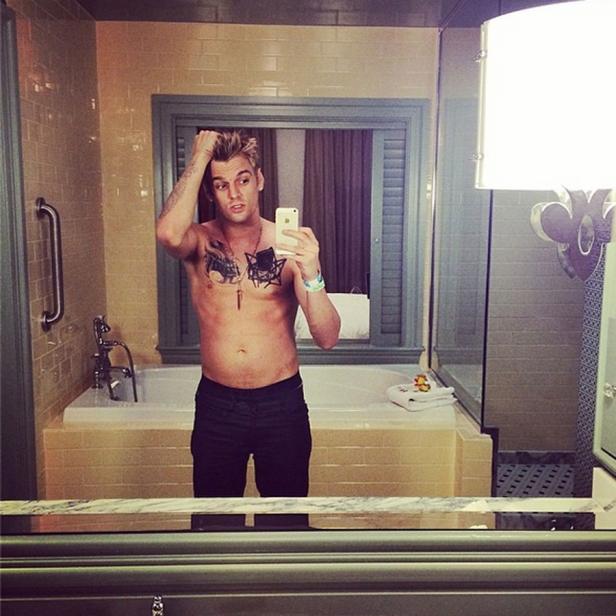 Aaron Carter macht ein Selfie in einem Badezimmer.