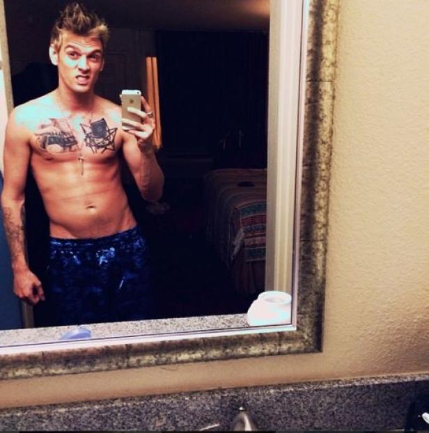 Aaron Carter macht ein Selfie vor einem Spiegel in einem Badezimmer.