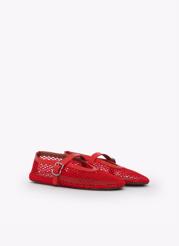 Ein Paar rote Ballerinas mit Riemchen und Netzmuster stehen auf einem weißen Hintergrund.