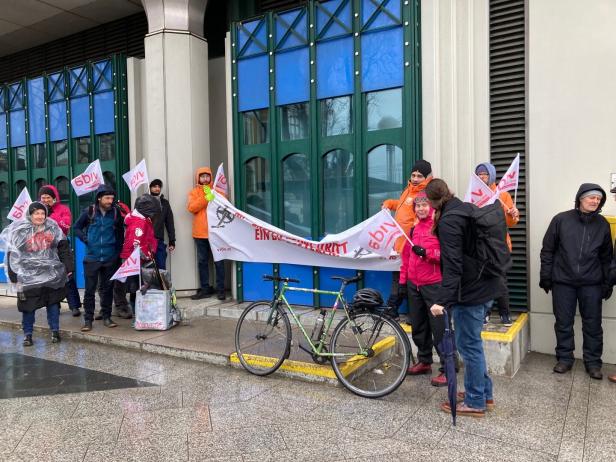 Demo im Regen: Fahrradboten protestierten in Wien in kleiner Runde
