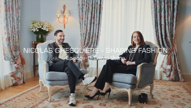 Nicolas Ghesquière und Emma Stone sitzen in Sesseln für ein Interview.