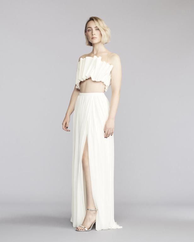 Saoirse Ronan in einem weißen, plissierten zweiteiligen Kleid.