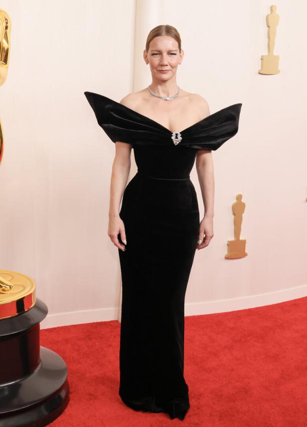 Diane Kruger in einem schwarzen Kleid auf dem roten Teppich.