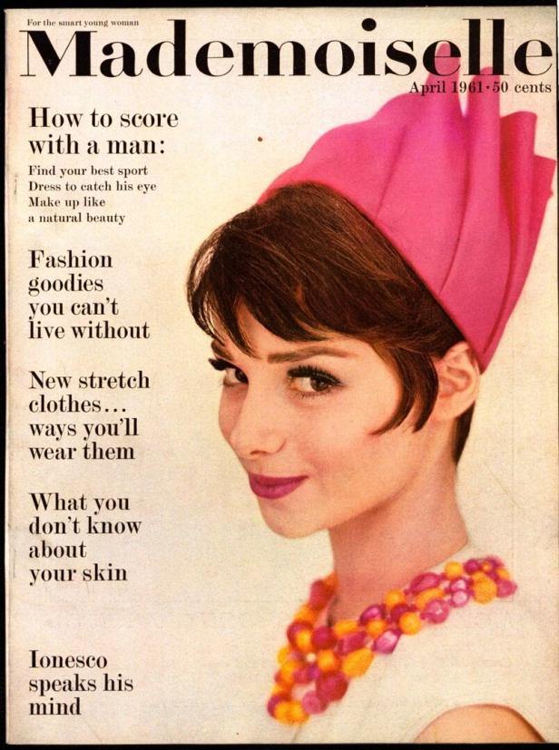 Das Cover der Zeitschrift „Mademoiselle“ vom April 1961 zeigt eine junge Frau mit pinkfarbenem Hut.