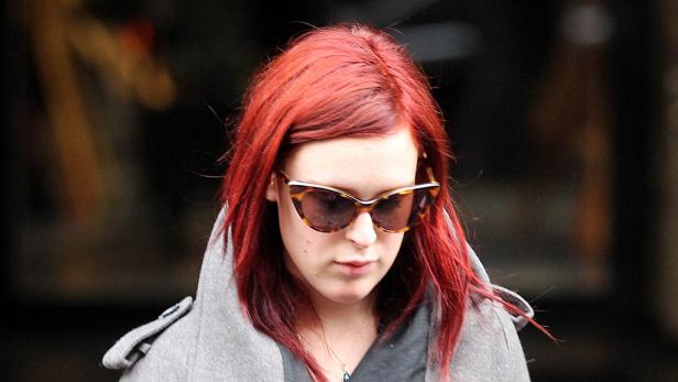 Lily Allen mit roten Haaren und einer Sonnenbrille.