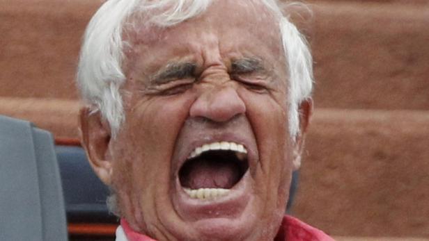 Jean-Paul Belmondo schreit mit weit geöffnetem Mund.