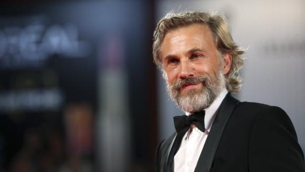 Christoph Waltz mit Bart und Fliege auf dem roten Teppich.