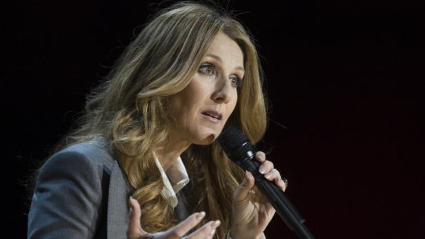 Céline Dion spricht in ein Mikrofon.