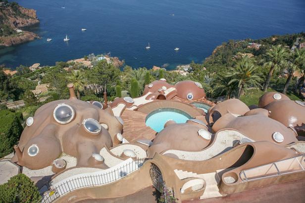 Luftaufnahme des Bubble Palace in Théoule-sur-Mer mit Blick auf das Mittelmeer.
