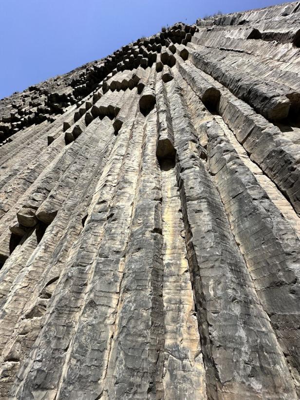  Sechseckige Basaltsteinformationen ragen bis zu 200 Meter wie Orgelpfeifen in den Himmel