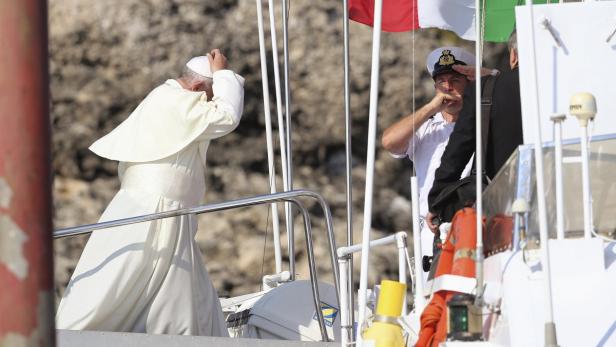 Papst trifft Flüchtlinge auf Lampedusa