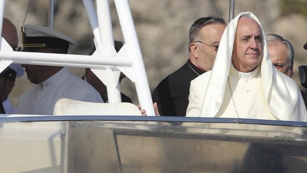Papst trifft Flüchtlinge auf Lampedusa
