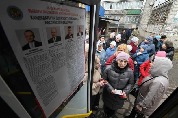 Julia Nawalnaja hat Namen ihres Mannes auf Stimmzettel geschrieben