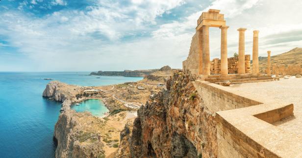 Touristenattraktion Akropolis in Lindos auf der Insel Rhodos, antike Architektur Griechenland, Meer und Buchten im Hintergrund