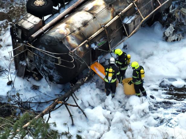 Tankwagen auf A2 nahe Wiener Neustadt ging in Flammen auf