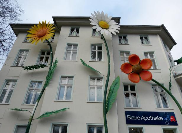 Überdimensional große Blumen schmücken die Fassade der „Blaue Apotheke“.