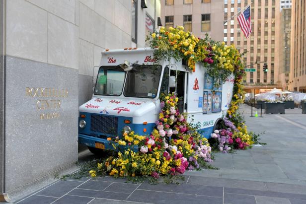 Ein mit Blumen geschmückter Eiswagen steht vor dem Rockefeller Center in New York.