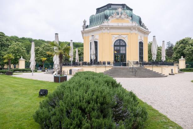 Die Gloriette im Schlosspark Schönbrunn in Wien mit geschlossenen Sonnenschirmen.