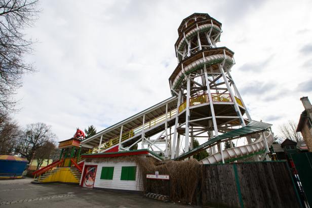 Die hölzerne Wasserrutsche „Toboggan“ im Wiener Prater an einem bewölkten Tag.