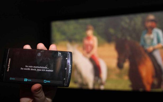 Ein Sony Ericsson Xperia-Smartphone zeigt ein Video von zwei Personen auf Pferden.
