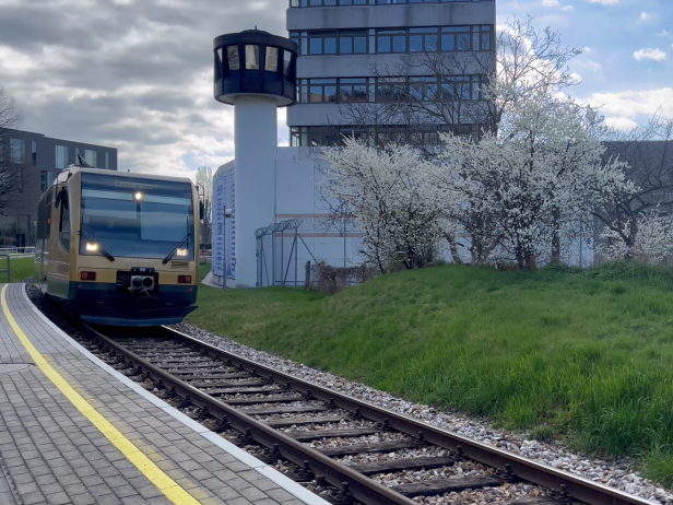 Ein Zug der Wachaubahn hält an der Haltestelle Krems Campus-Kunstmeile.